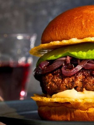 Cover of VRMMORPG- Versatile Tamer of Chaotic Soul Pets: Eat Me